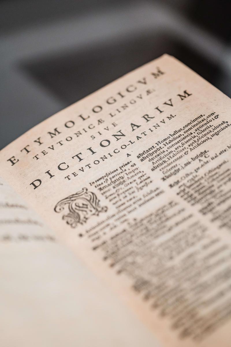 Cornelis Kiliaan, Etymologicum Teutonicae linguae, sive: Dictionarium Teutonico-Latinum (Antwerpen: Jan I Moretus, 1599), Museum Plantin-Moretus, Antwerpen.