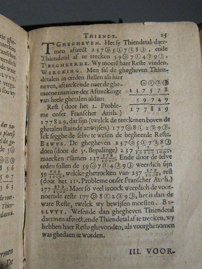 Stevin Simon, De Thiende (Antwerpen: Christoffel Plantijn, 1585), Museum Plantin-Moretus, Antwerpen